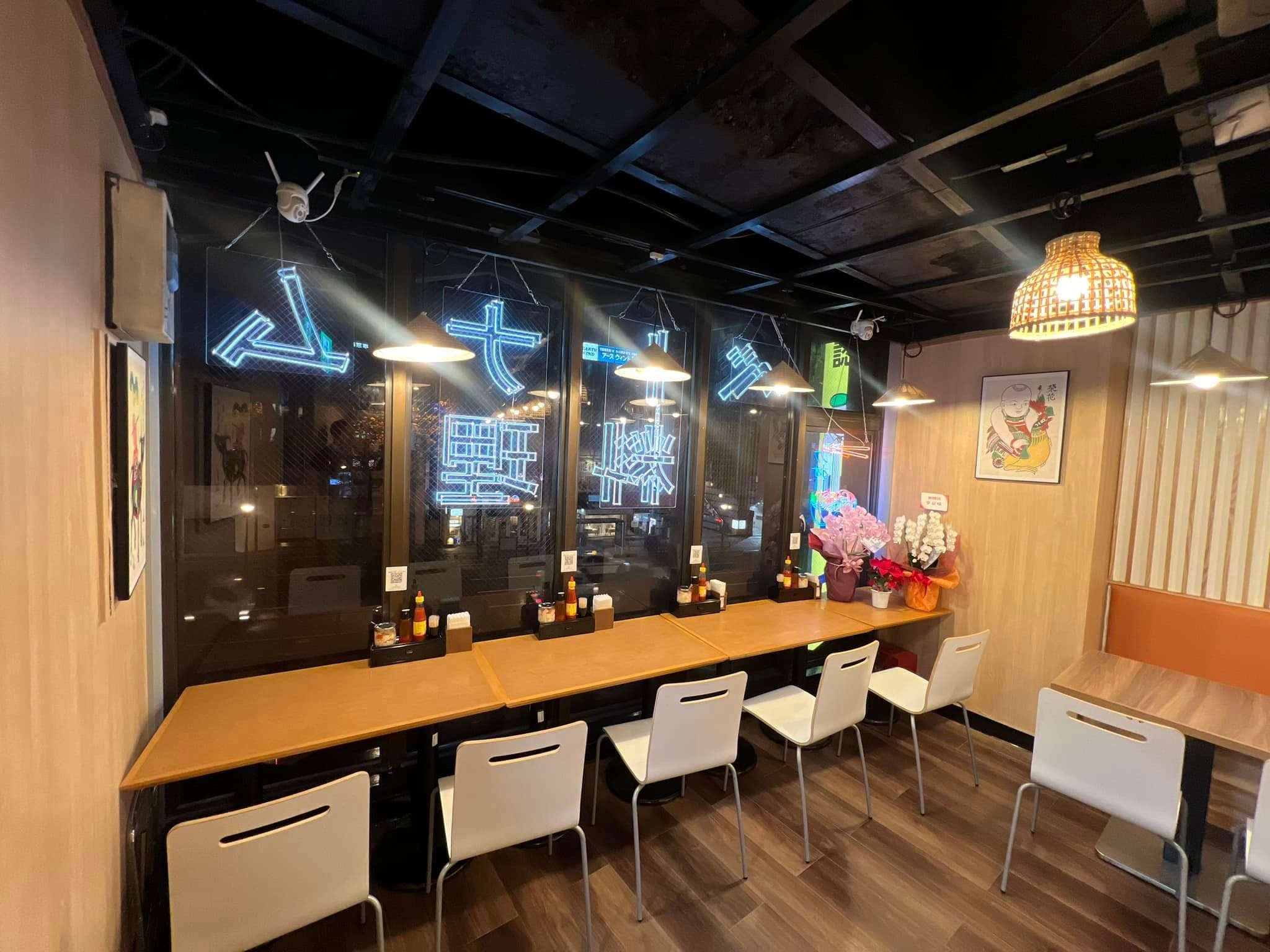 Khu ghế ngồi cạnh cửa sổ thoáng đãng