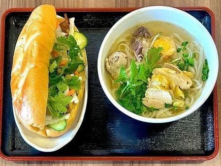 バインミーとハーフ鶏肉フォー